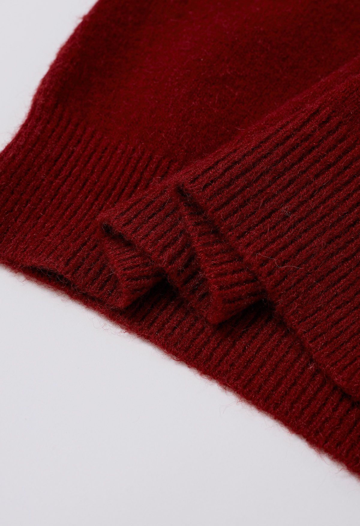 Roter Strickpullover mit U-Boot-Ausschnitt und Schleife