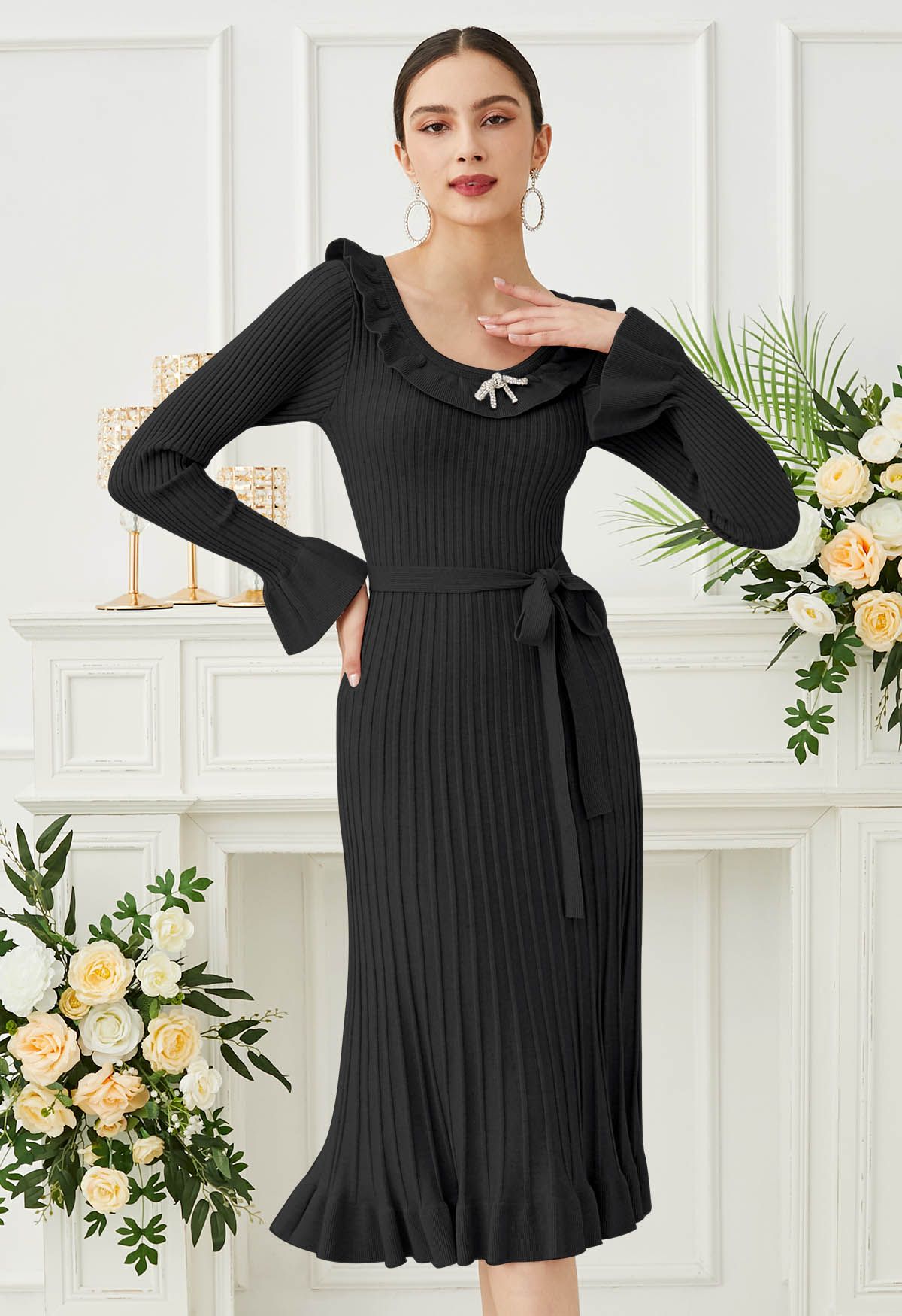 Geripptes Strickkleid mit Rüschenanhänger und Bindegürtel in Schwarz