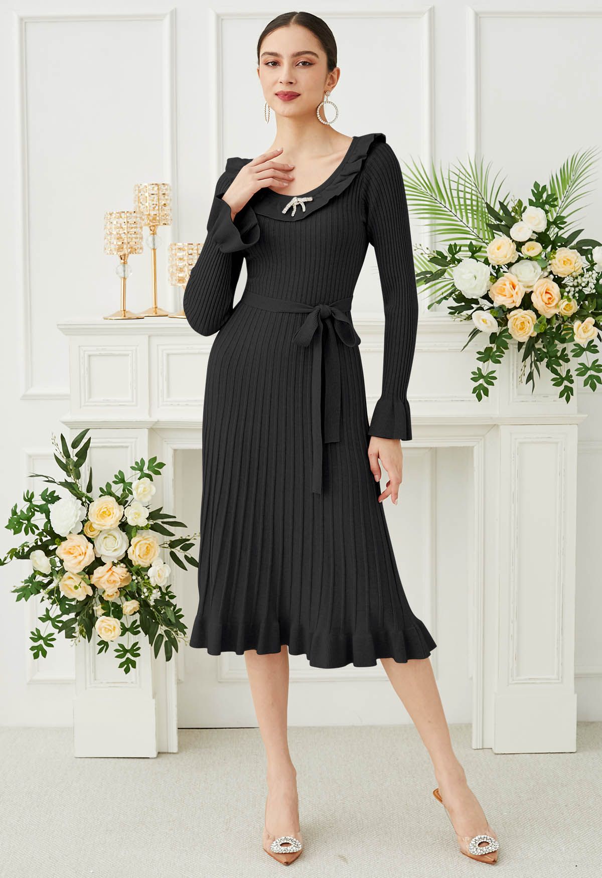 Geripptes Strickkleid mit Rüschenanhänger und Bindegürtel in Schwarz