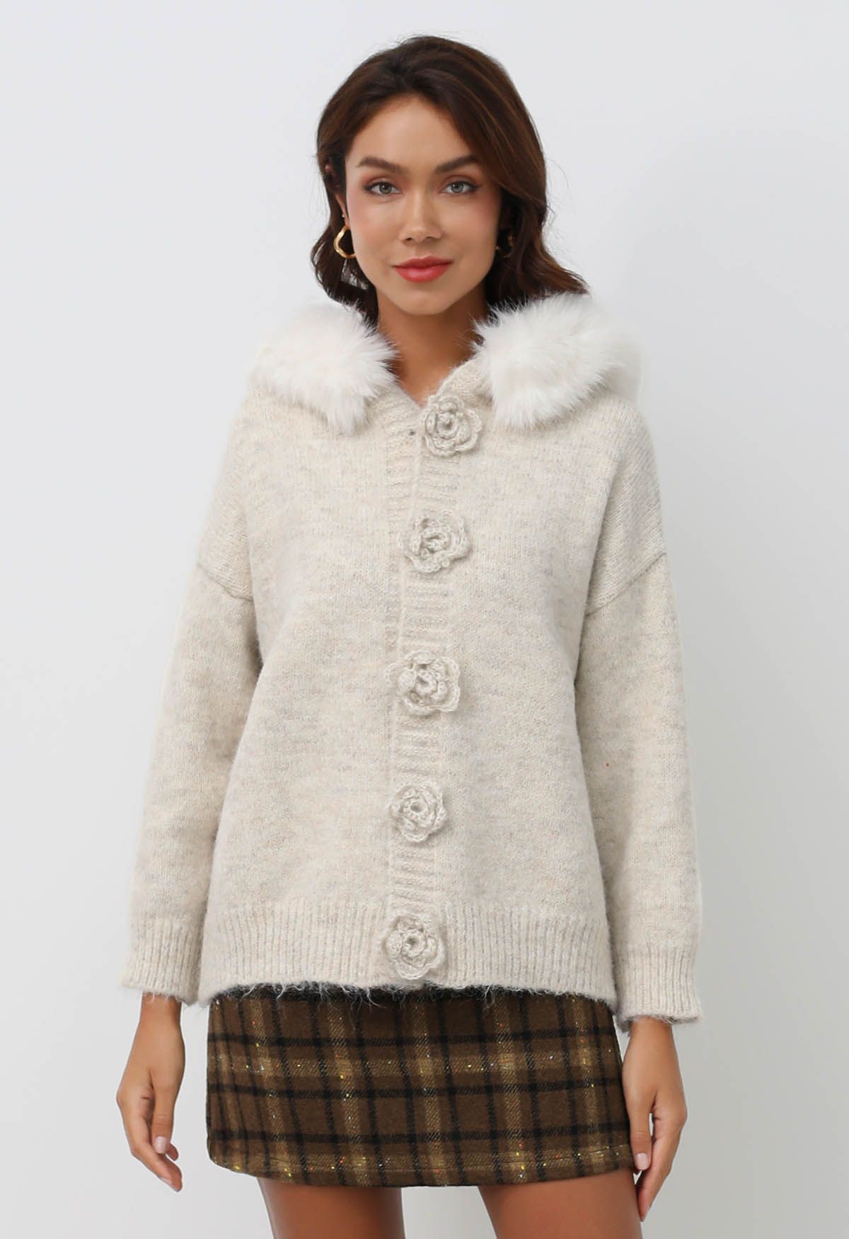 Stitch Rose – Strickjacke mit Knopfleiste und Kapuze aus Kunstpelz in Haferflocken