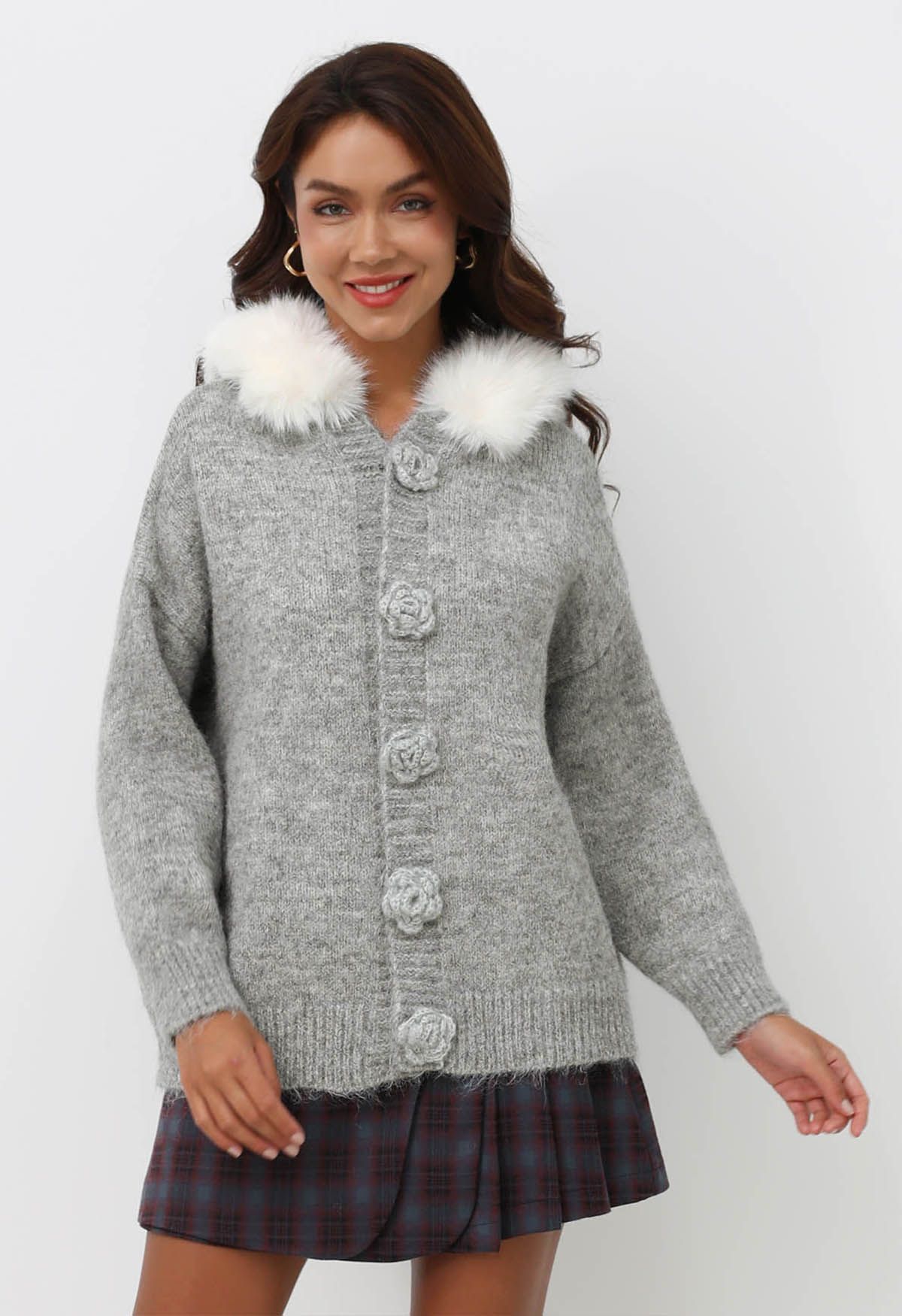 Stitch Rose – Graue Strickjacke mit Kapuze und Kunstpelzknöpfen