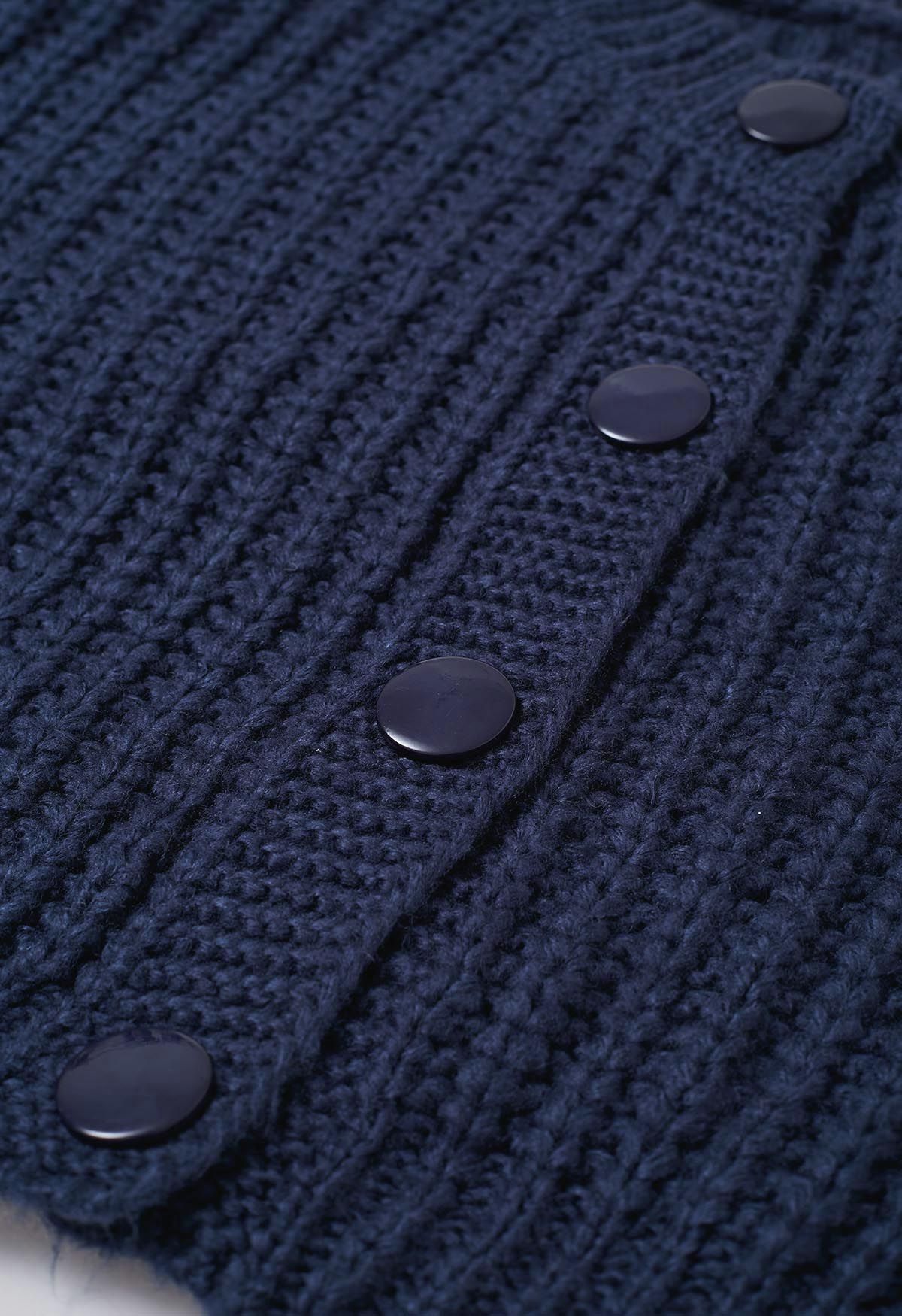 Kurze Strickjacke aus grobem Strick mit Puffärmeln und Knöpfen in Marine