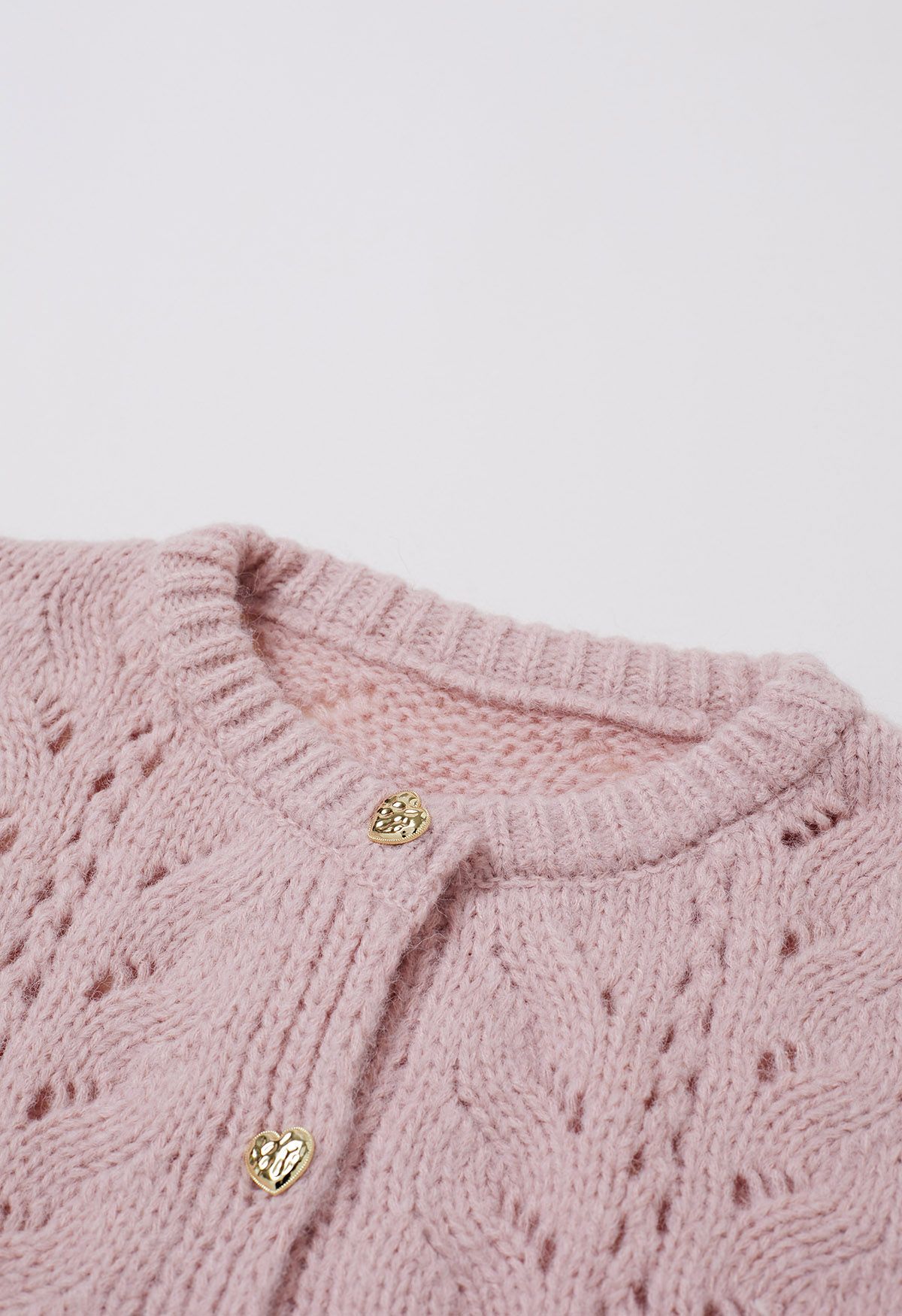 Kurze Strickjacke mit Herzknopf und Aussparung in Rosa