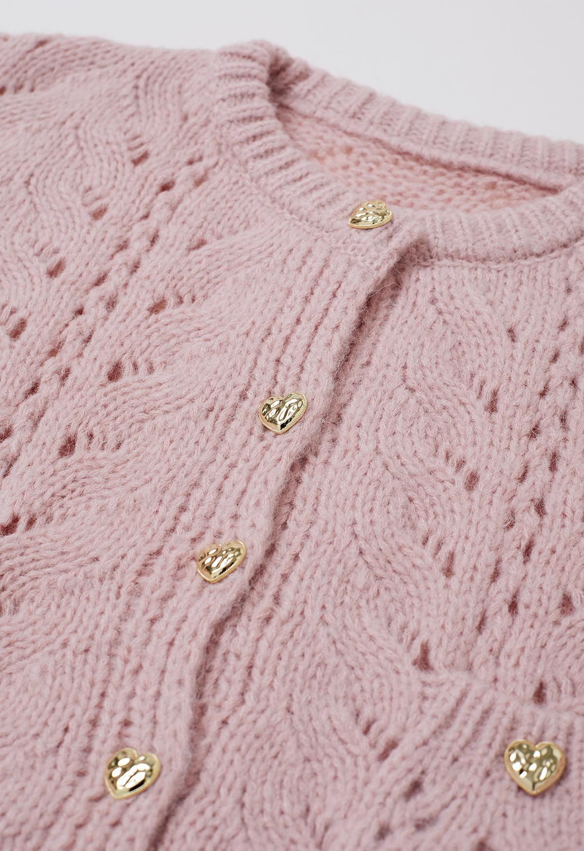 Kurze Strickjacke mit Herzknopf und Aussparung in Rosa