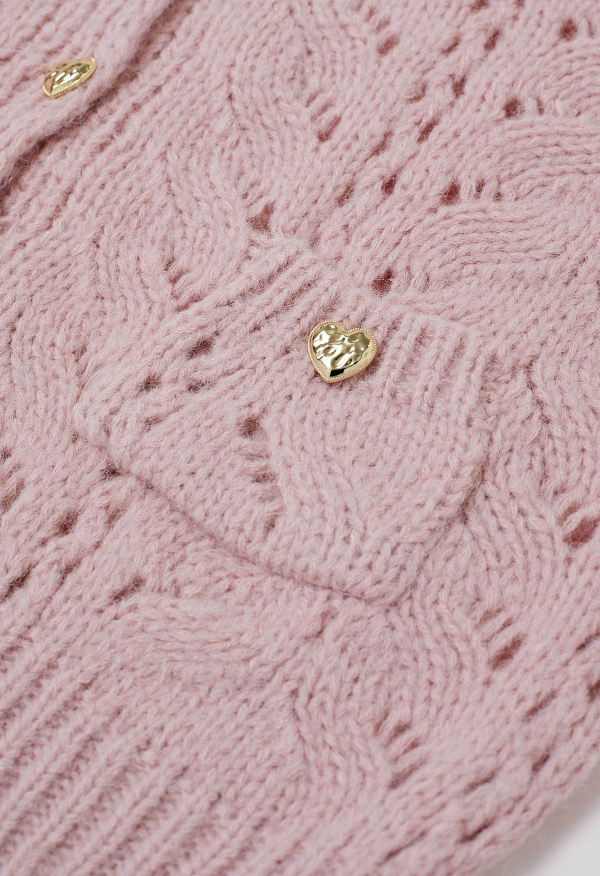 Kurze Strickjacke mit Herzknopf und Aussparung in Rosa