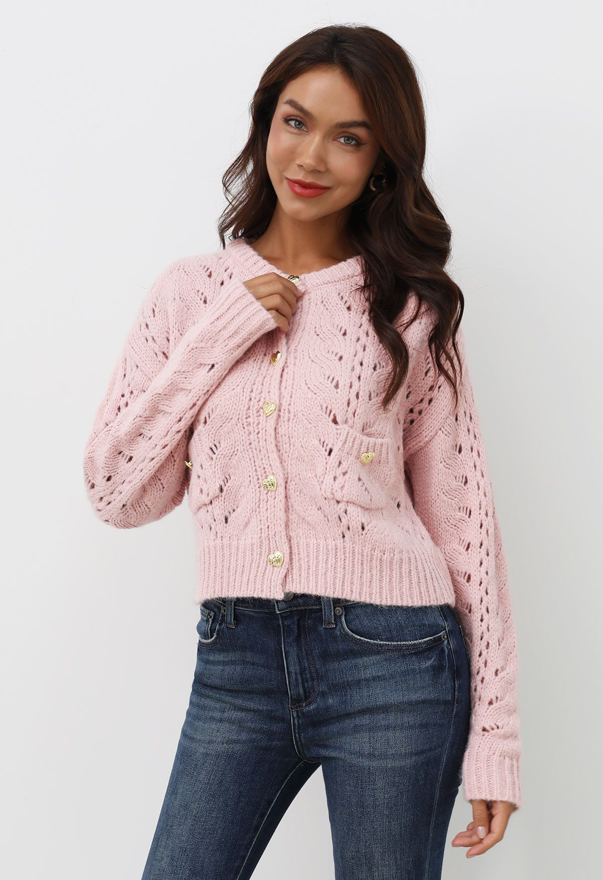 Kurze Strickjacke mit Herzknopf und Aussparung in Rosa