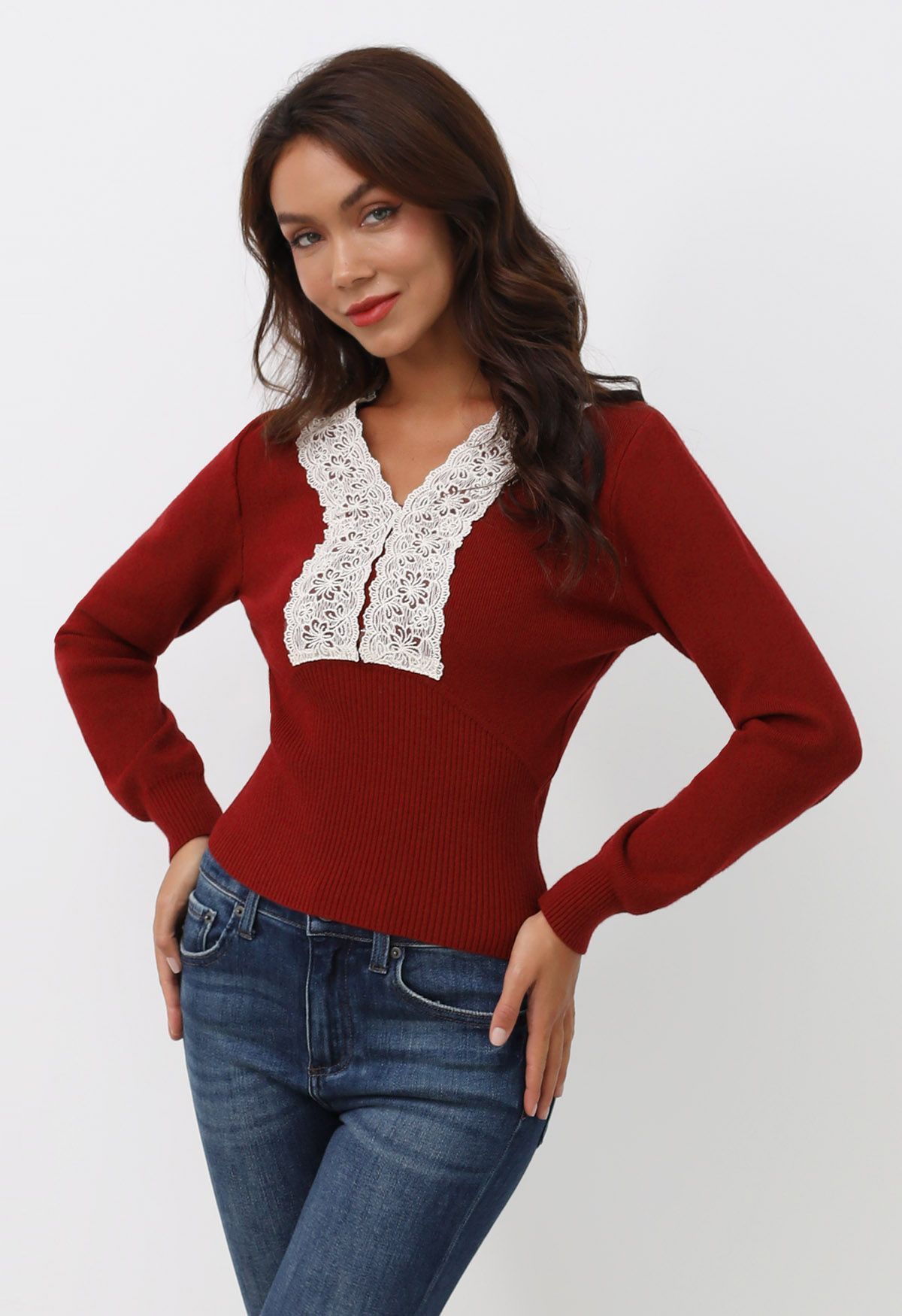 Figurbetontes Stricktop mit Spitzenbesatz in Rot