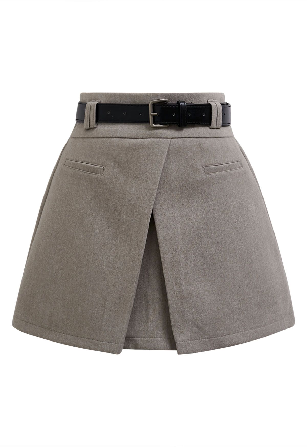 Skorts mit Gürtelklappe und falschen Taschen in Taupe