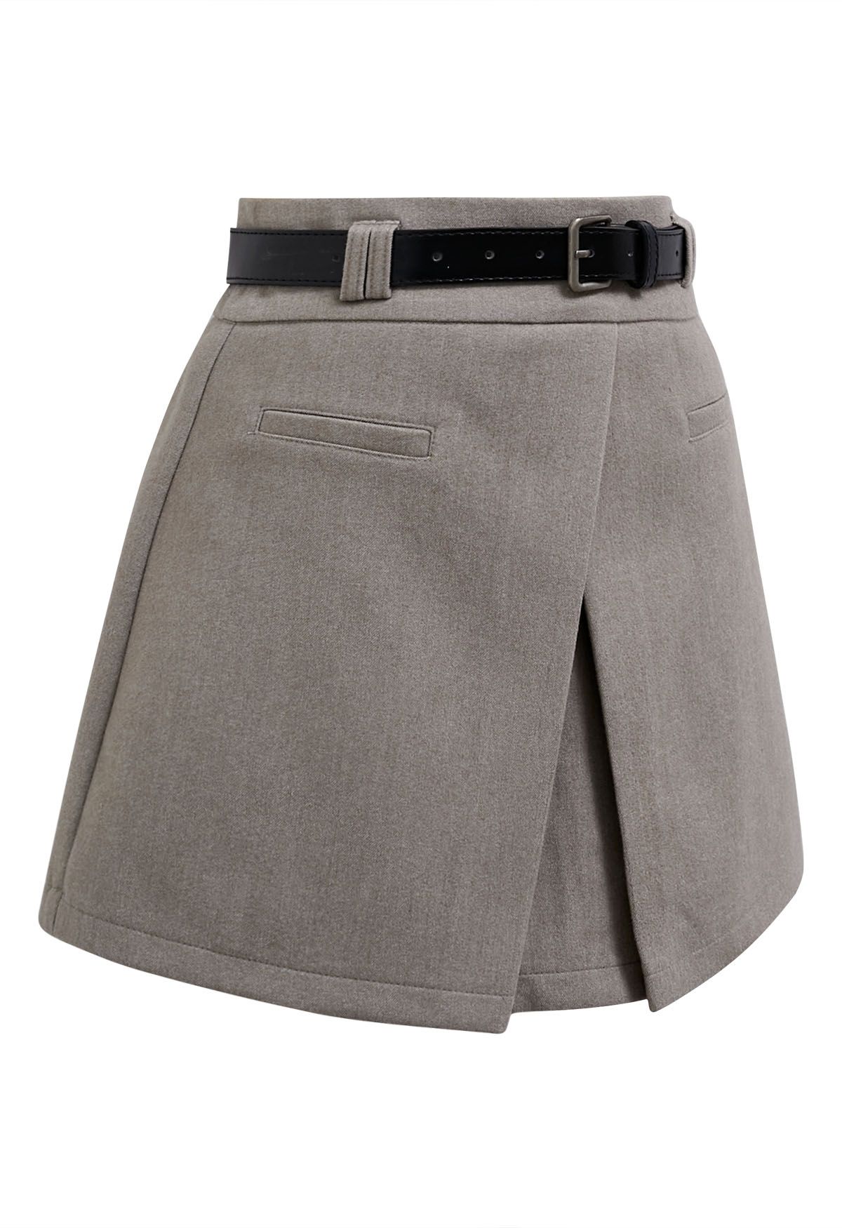 Skorts mit Gürtelklappe und falschen Taschen in Taupe