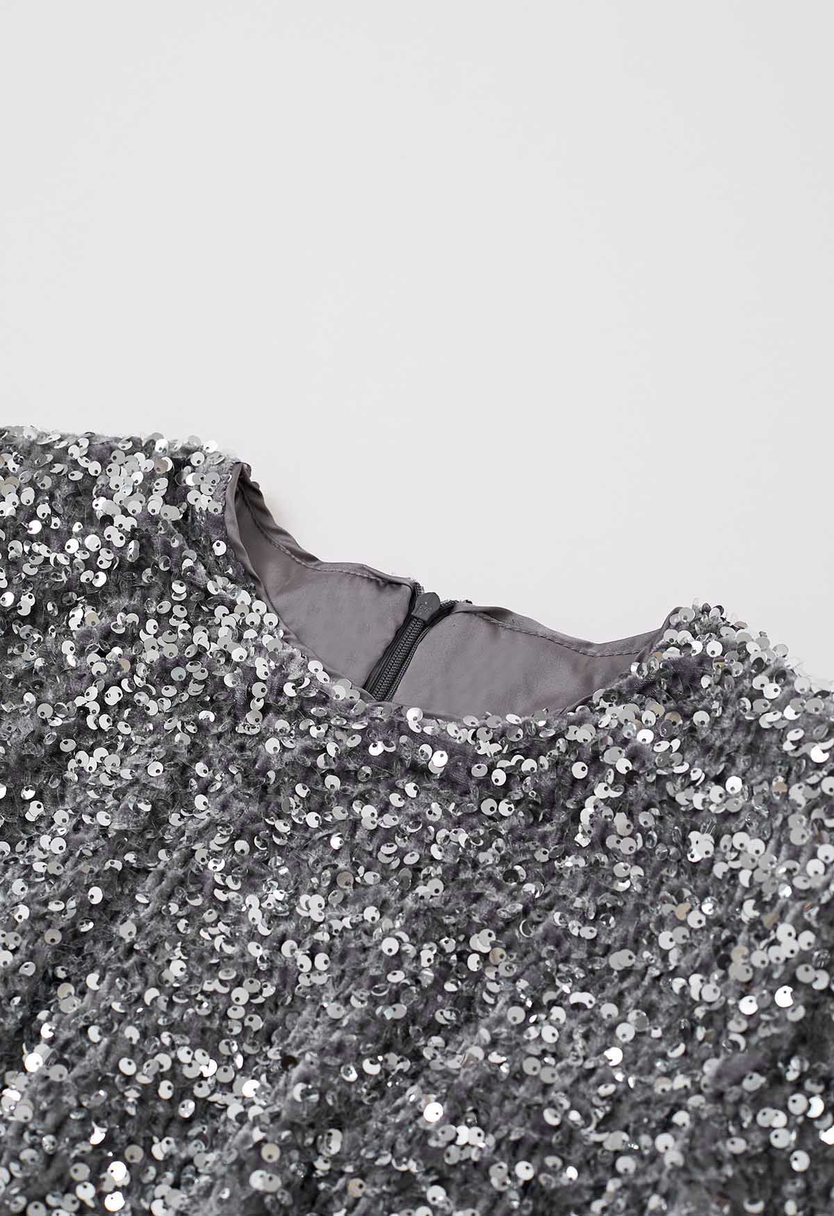 Glitzerndes, silbernes Pailletten-Kleid aus Samt mit ausgestellten Manschetten