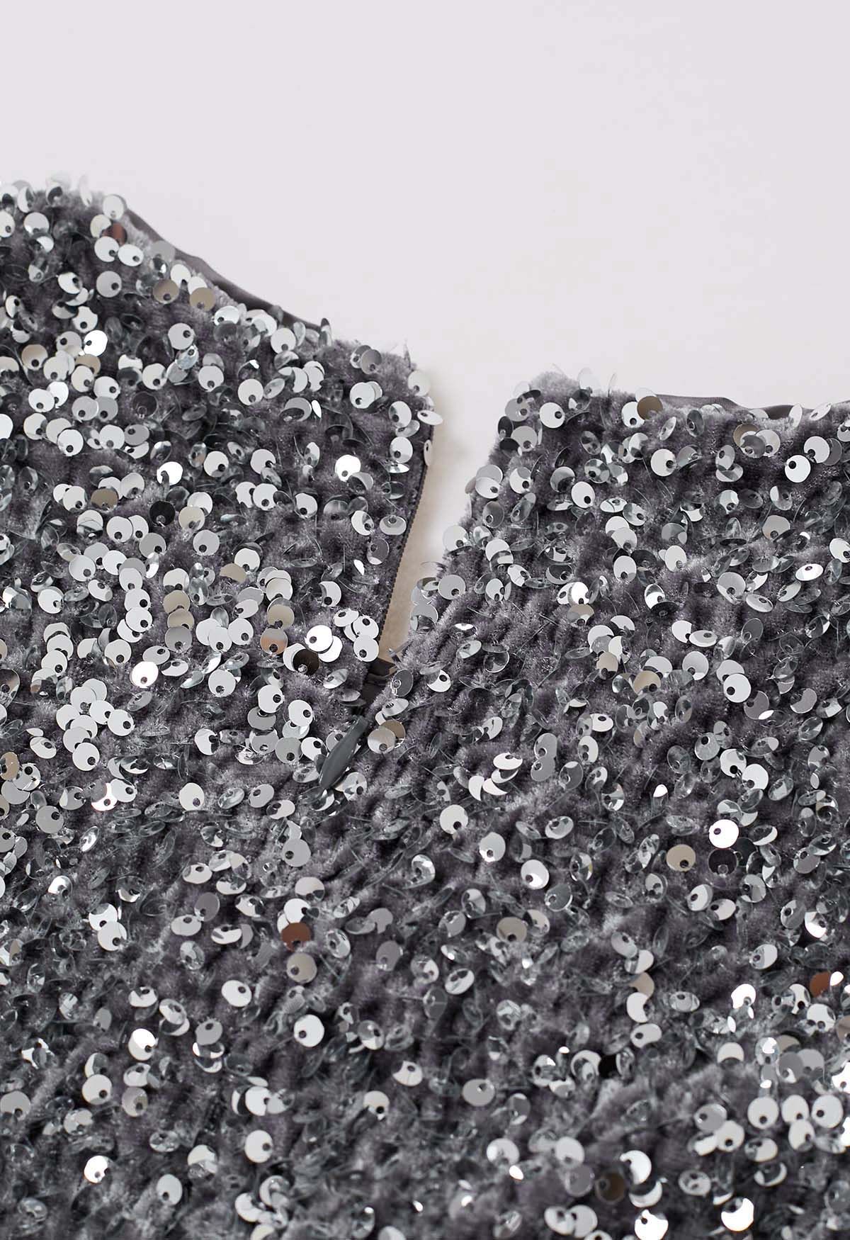 Glitzerndes, silbernes Pailletten-Kleid aus Samt mit ausgestellten Manschetten