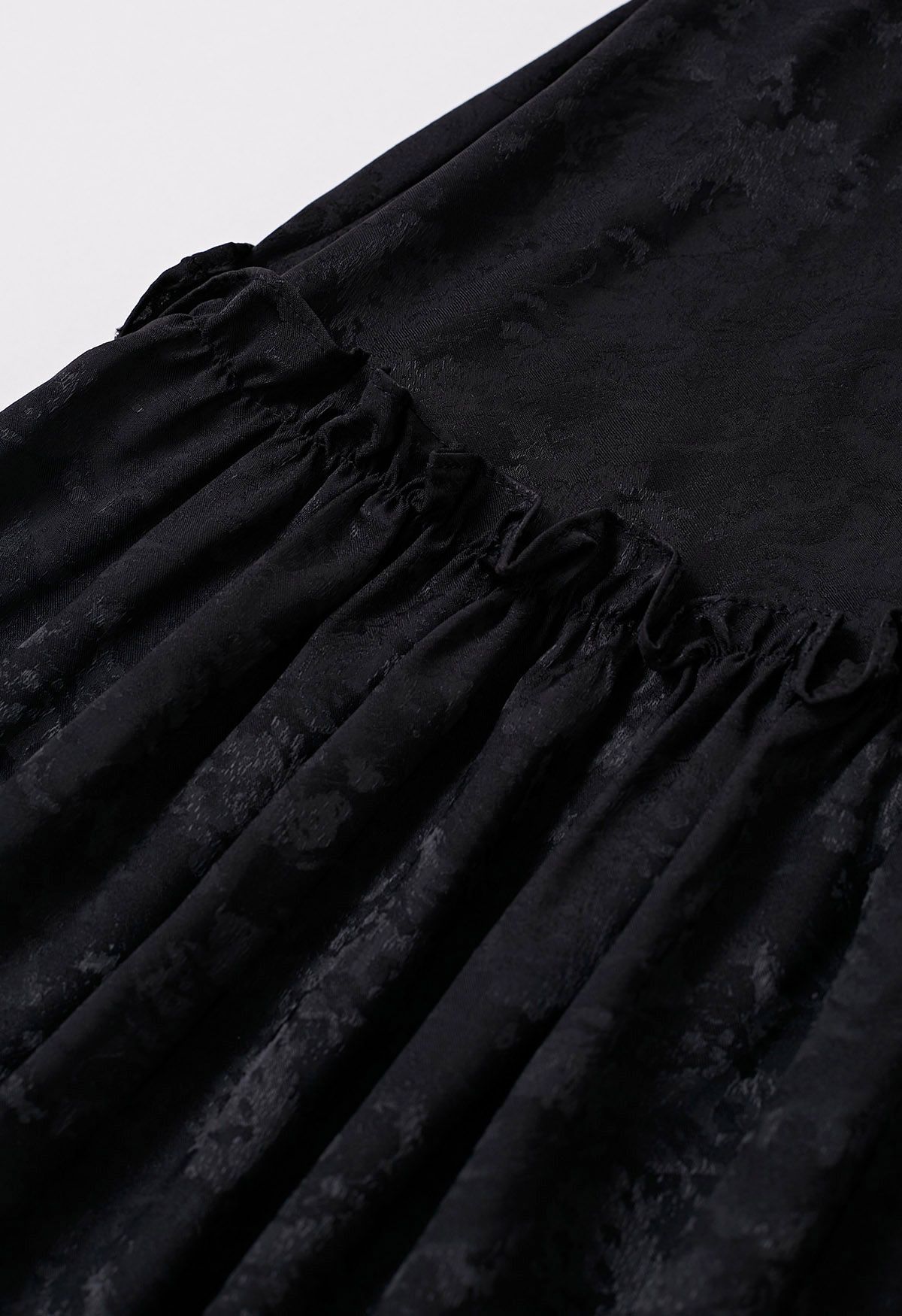 Schwarzes Jacquard-Midikleid mit V-Ausschnitt und gerüschter Taille