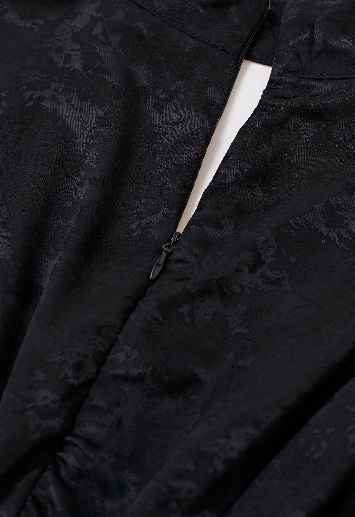 Schwarzes Jacquard-Midikleid mit V-Ausschnitt und gerüschter Taille