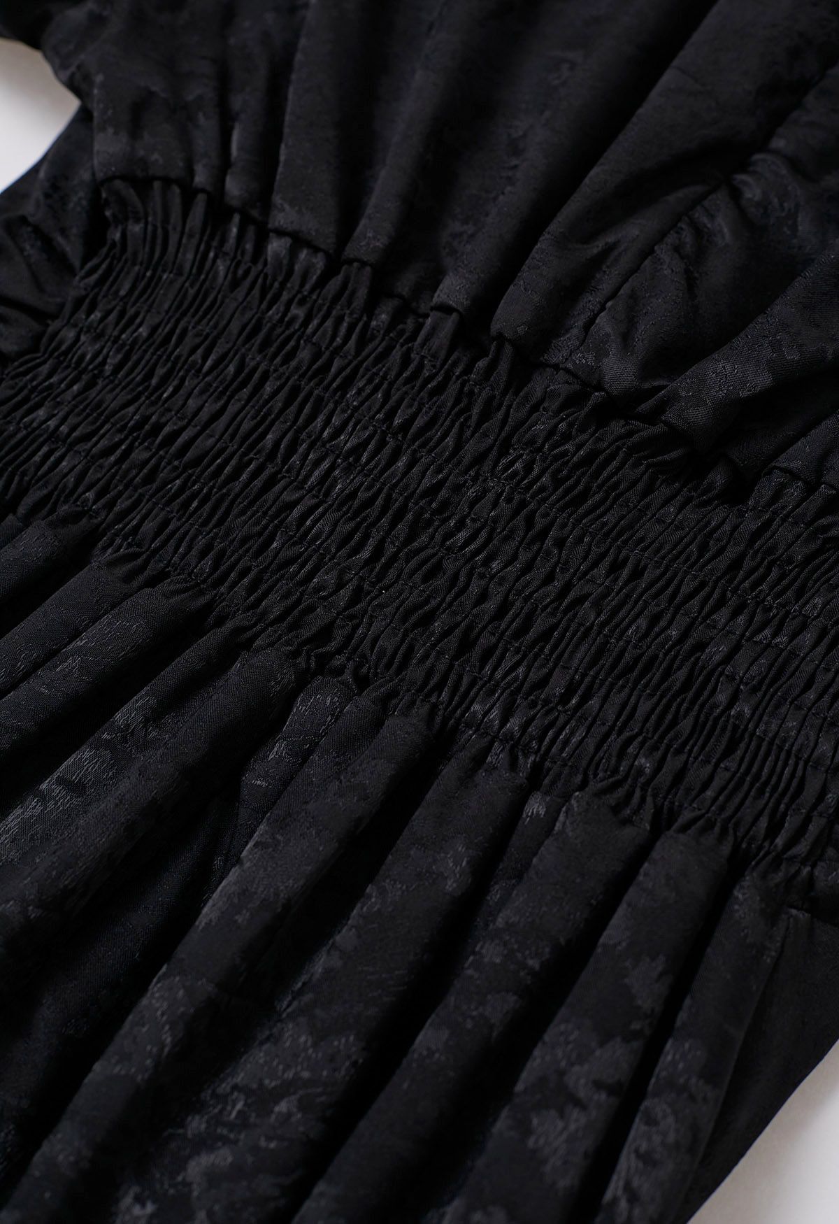 Schwarzes Jacquard-Midikleid mit V-Ausschnitt und gerüschter Taille