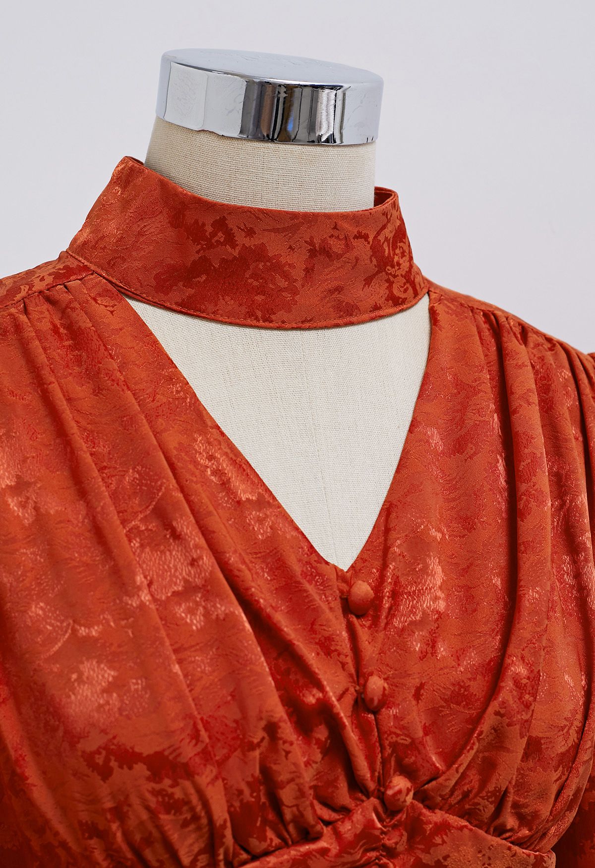 Jacquard-Midikleid mit Choker-V-Ausschnitt und gerüschter Taille in Orange