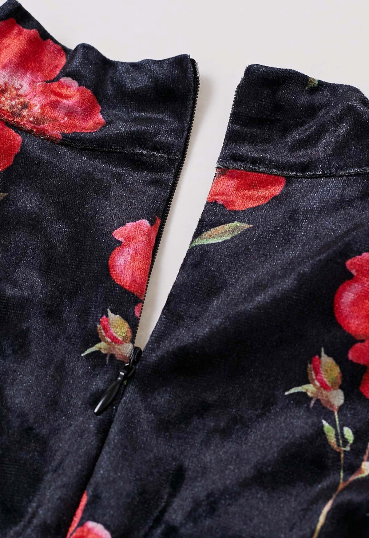 Schwarzes Midikleid aus Samt mit Blumenmuster und Bindegürtel