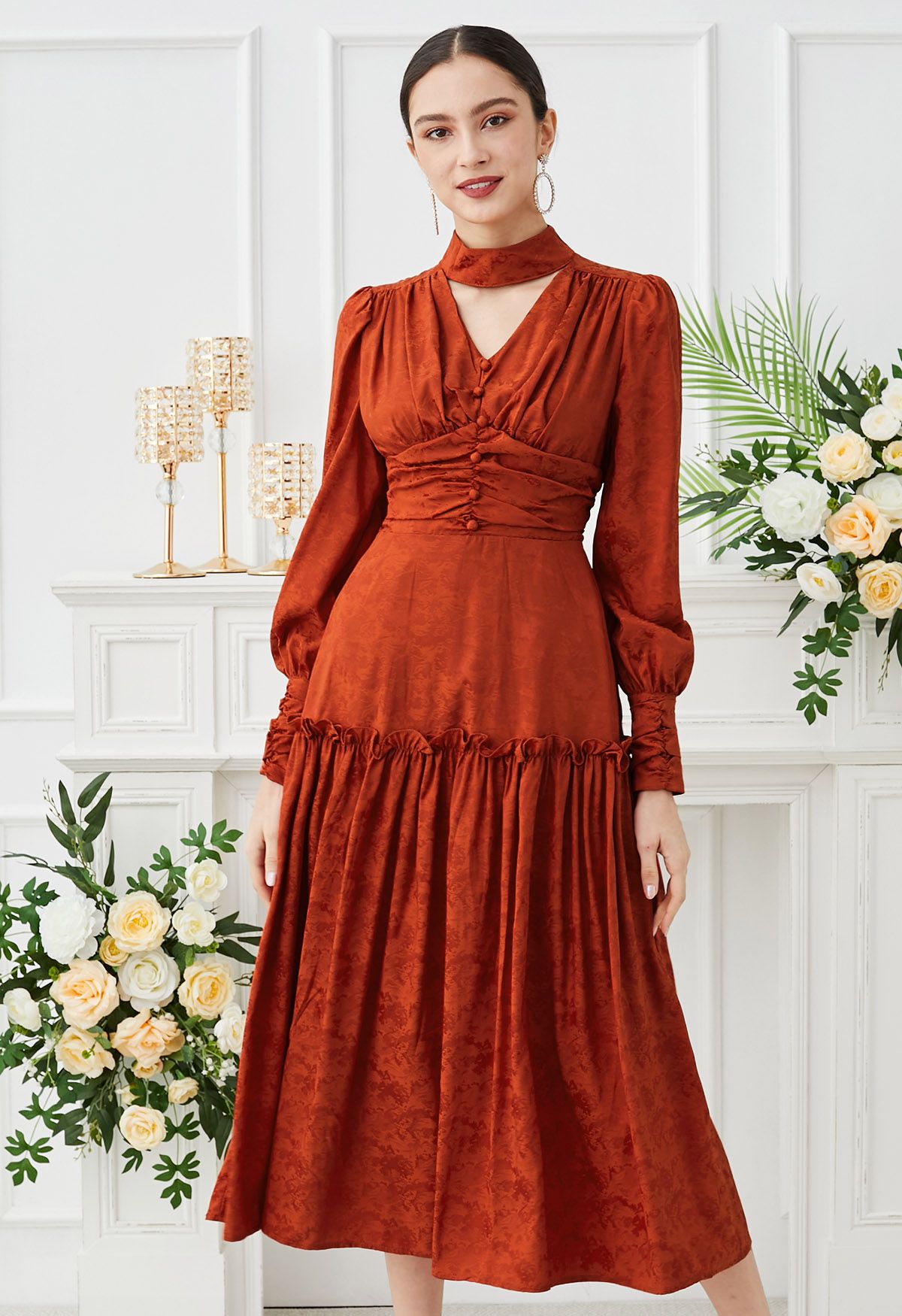 Jacquard-Midikleid mit Choker-V-Ausschnitt und gerüschter Taille in Orange