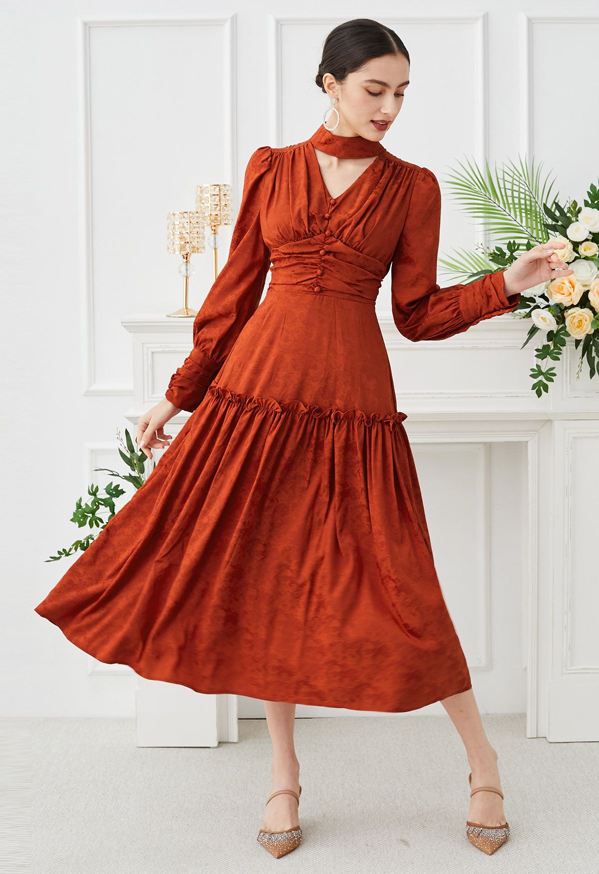 Jacquard-Midikleid mit Choker-V-Ausschnitt und gerüschter Taille in Orange