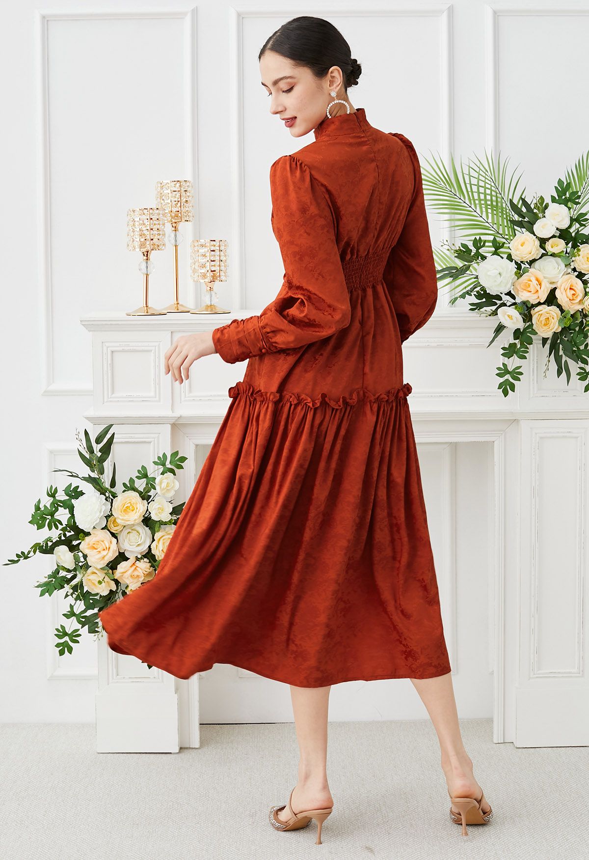 Jacquard-Midikleid mit Choker-V-Ausschnitt und gerüschter Taille in Orange