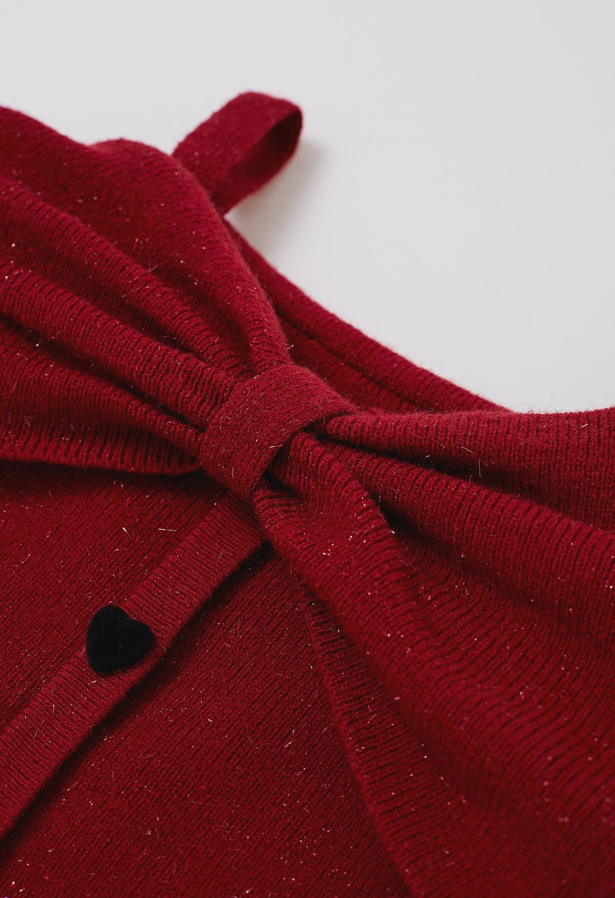 Rotes Stricktop mit Bowknot-Ausschnitt und Herzknöpfen