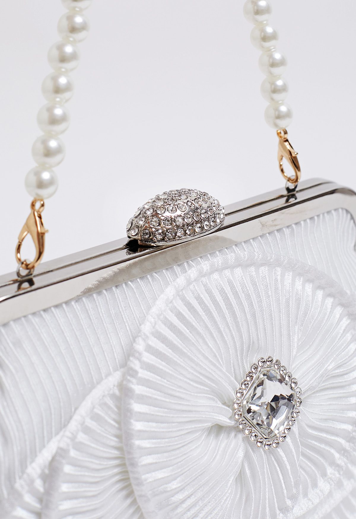 Clutch mit Kamelie und Perlenkette aus Strass