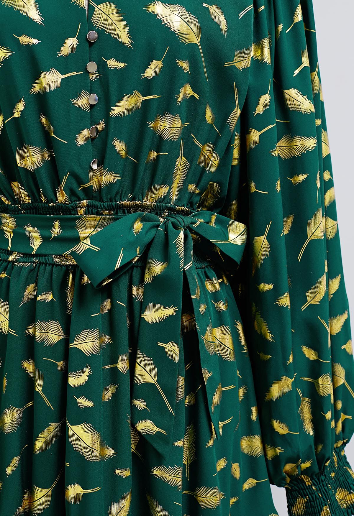 Minikleid mit Blattgold-Print und Bindegürtel in Grün