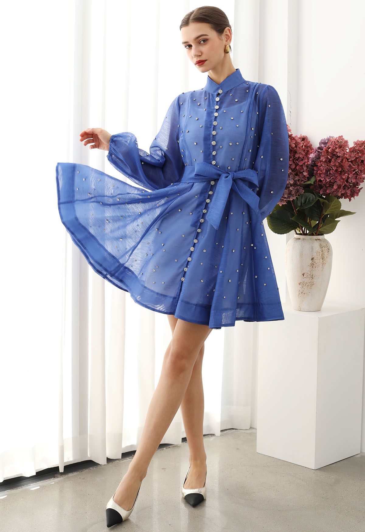 Organza-Kleid mit Strass-Dekor, Knopf und Schärpe zum Binden in Blau