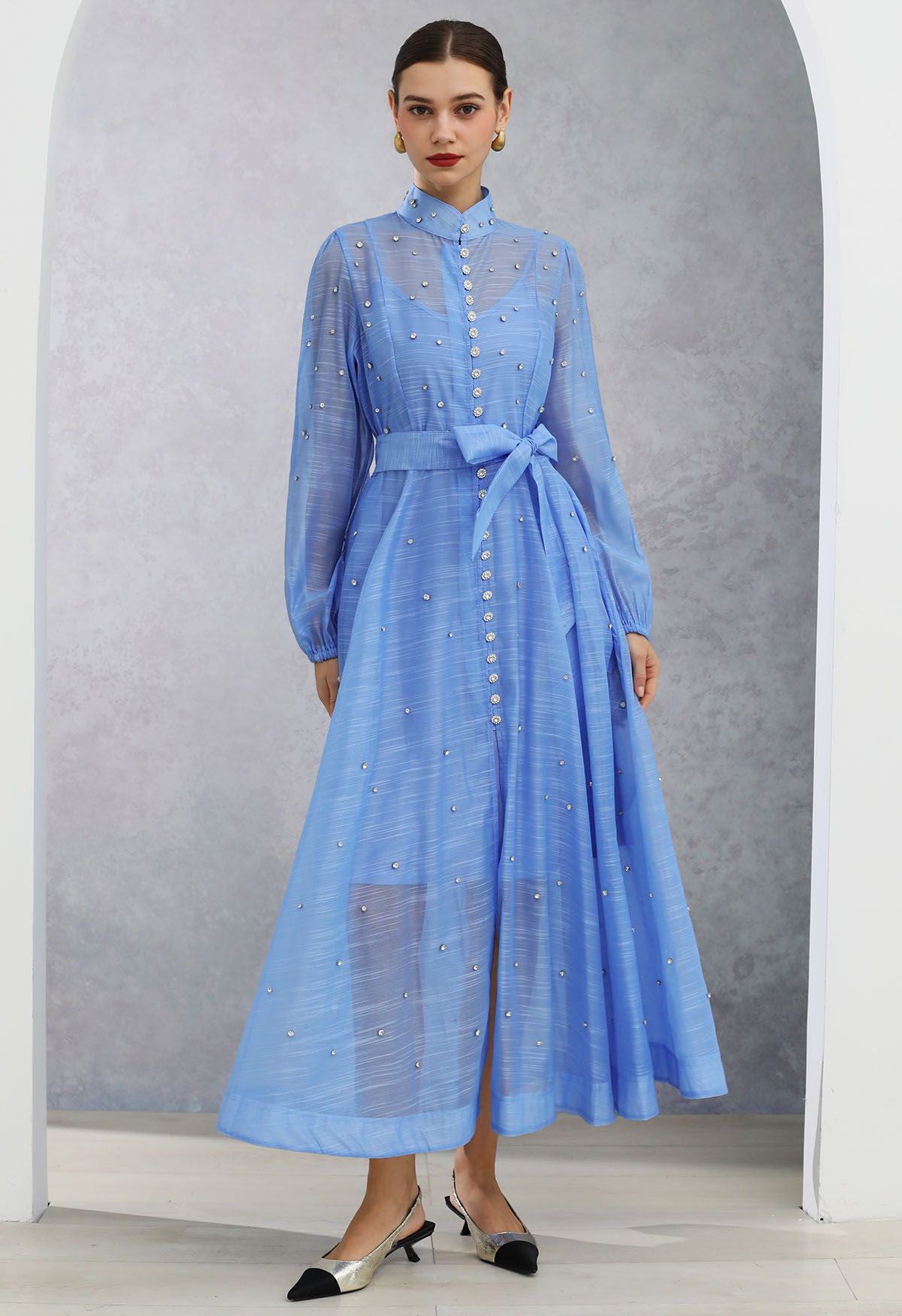 Maxikleid aus Organza mit Strass-Dekor, Knopf und Schärpe zum Binden in Hellblau