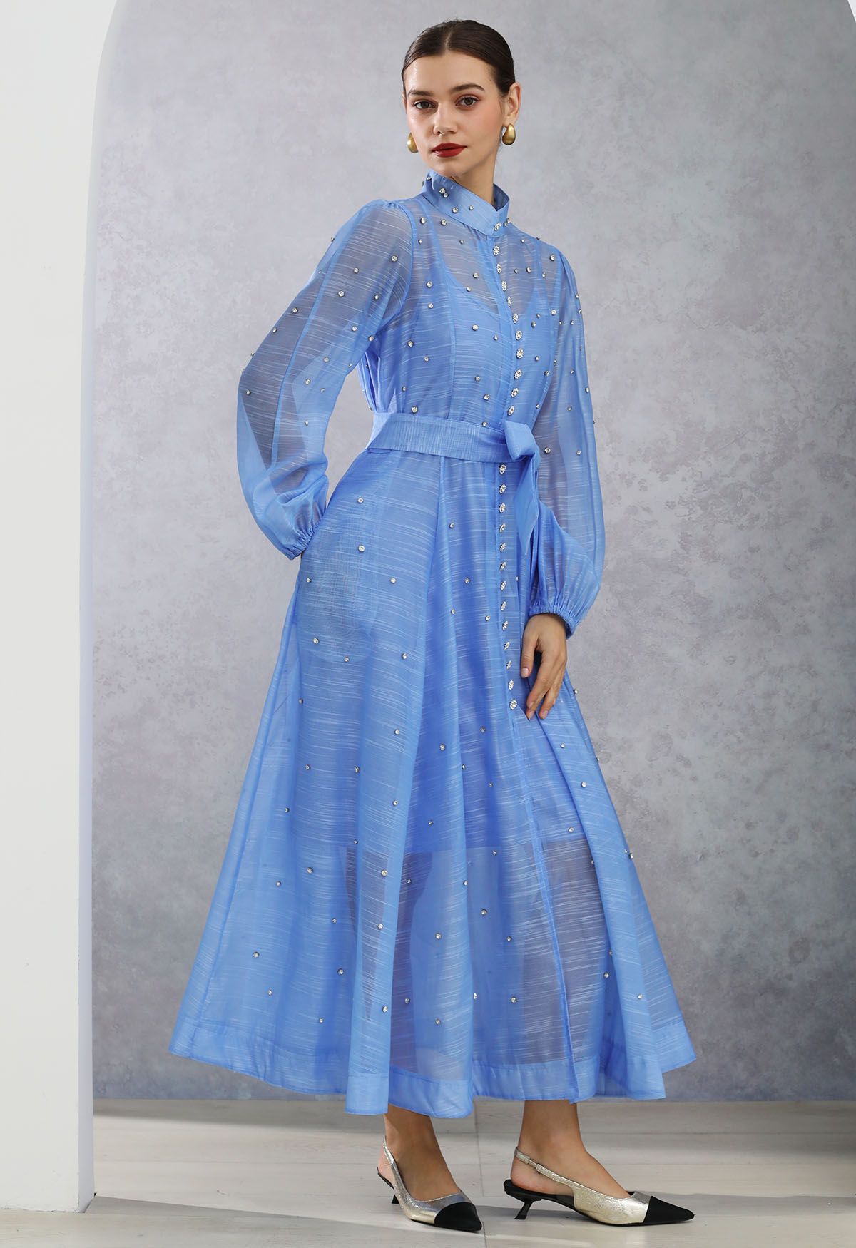 Maxikleid aus Organza mit Strass-Dekor, Knopf und Schärpe zum Binden in Hellblau