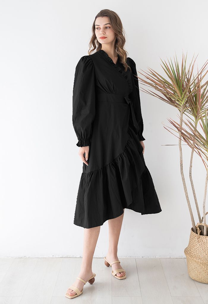 Gewickeltes Baumwollkleid mit asymmetrischem Saum und Rüschen in Schwarz