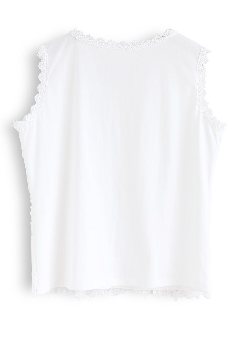 Weißes ärmelloses T-Shirt mit Häkelspitze vorne