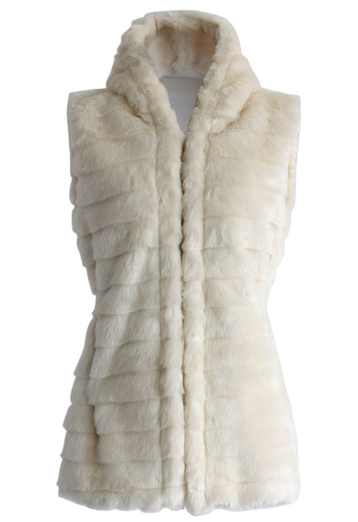 Chicwish Faux Fur Gefütterte Kapuzenweste in Creme