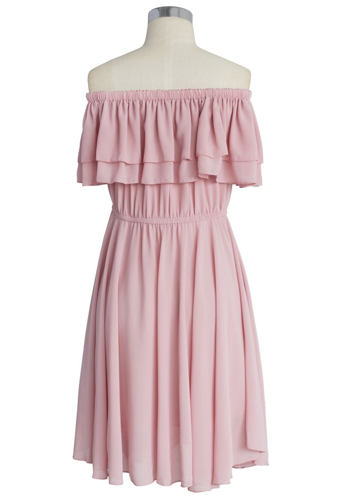 Trägerloses Kleid mit endlosen Rüschen in Pastellrosa