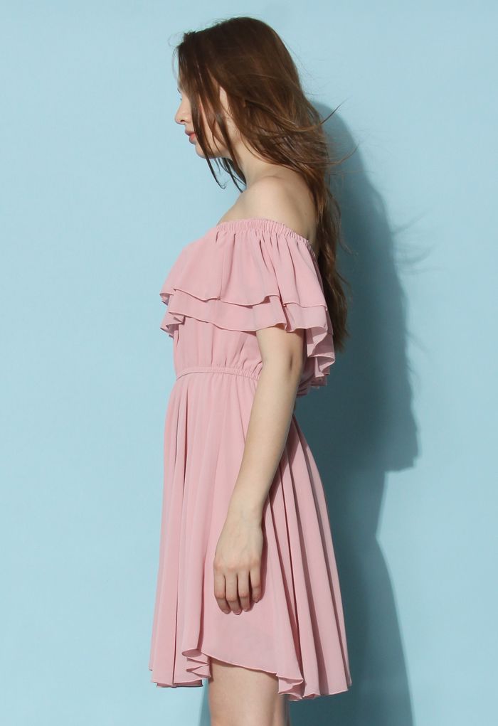 Trägerloses Kleid mit endlosen Rüschen in Pastellrosa