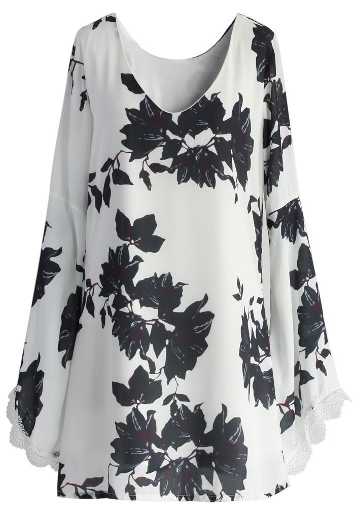Chiffon-Kleid mit Glockenärmeln und Mitternachtsblumenmuster in Weiß