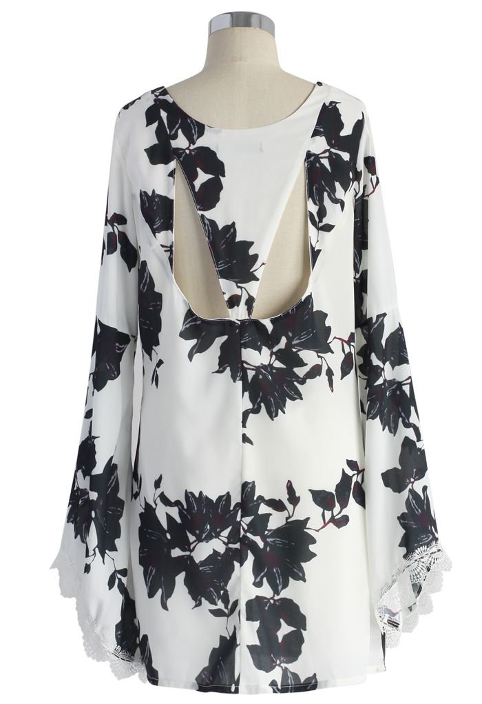 Chiffon-Kleid mit Glockenärmeln und Mitternachtsblumenmuster in Weiß
