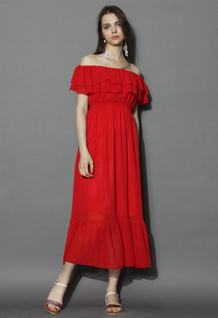 Langes trägerloses Kleid mit roten Rüschen