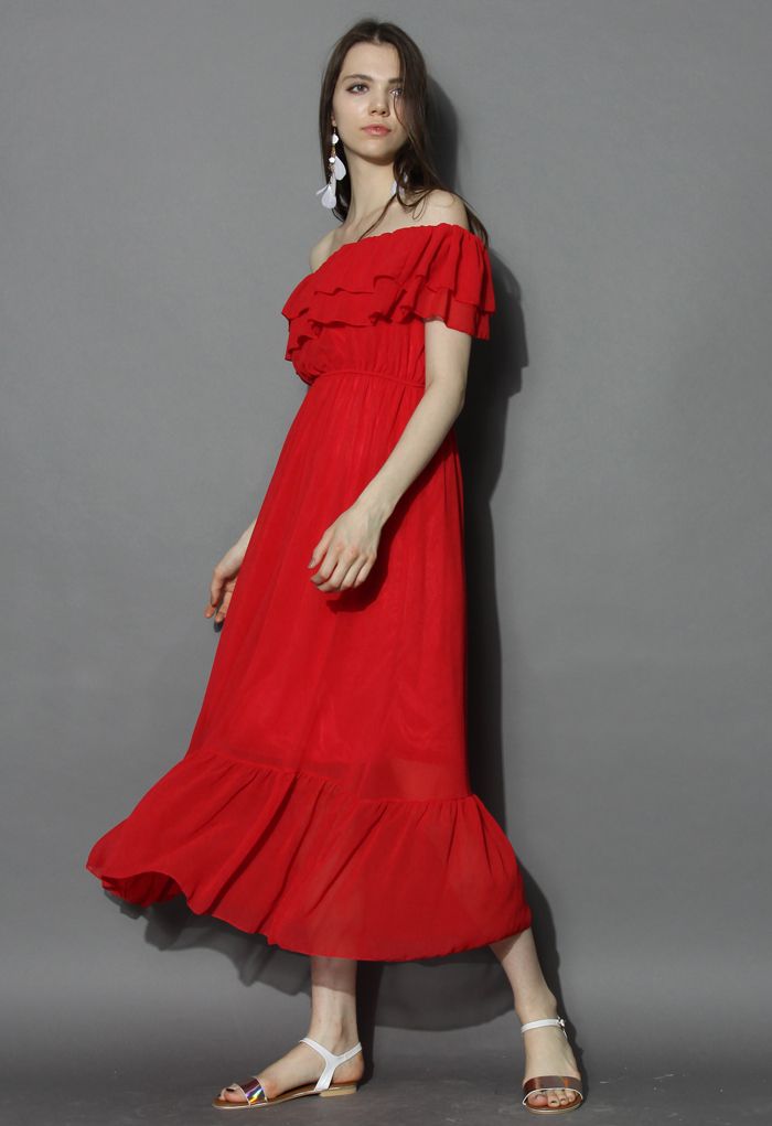 Langes trägerloses Kleid mit roten Rüschen
