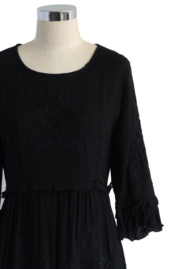 Elegantes langes Kleid mit schwarzer Traubenstickerei