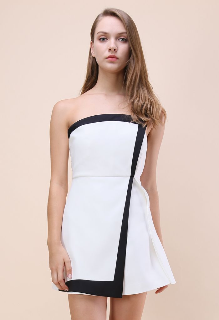 Ein modisches Kleid mit weißen Flügeln