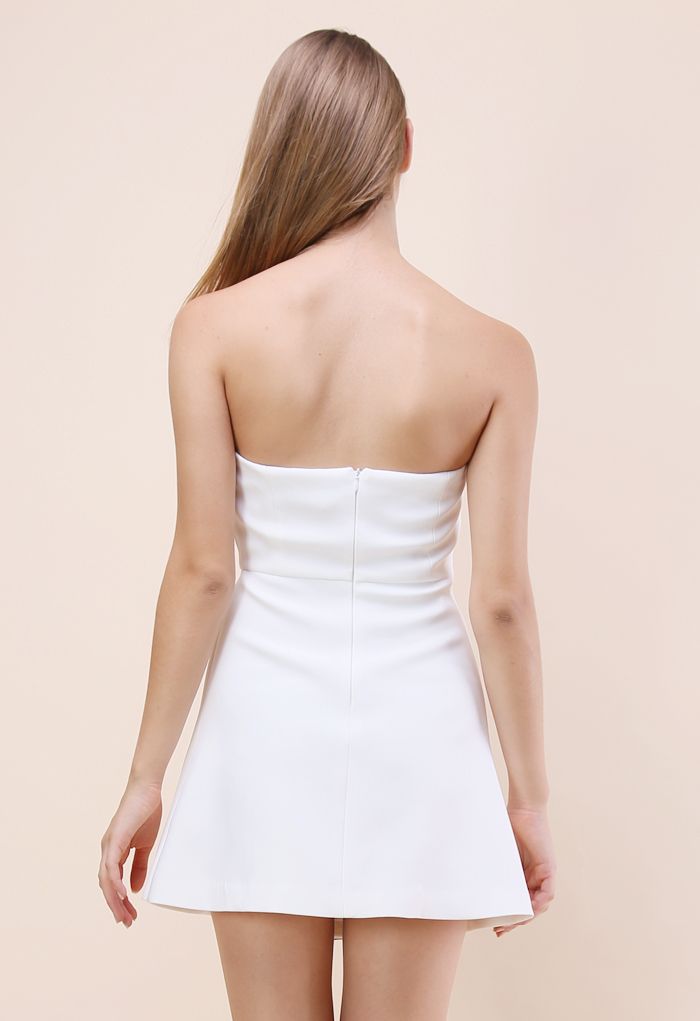 Ein modisches Kleid mit weißen Flügeln