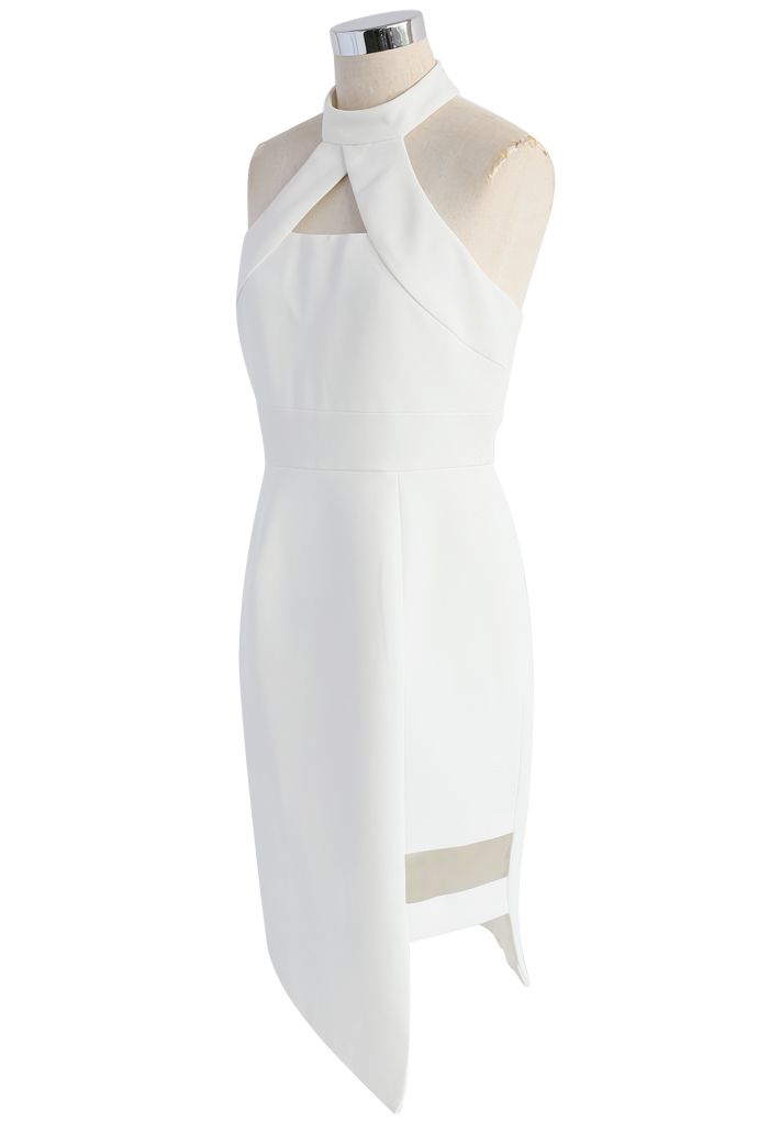 Modisches Muse - Kleid mit weißem Nackenbügel