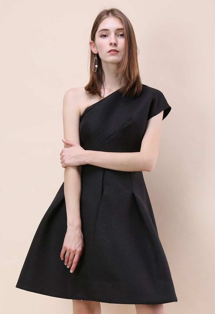 Tanz die ganze Nacht: asymmetrisch geprägtes schwarzes Kleid