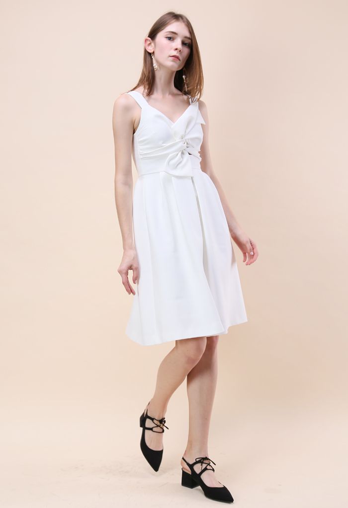 Eleganter Knoten - weißes ärmelloses Kleid