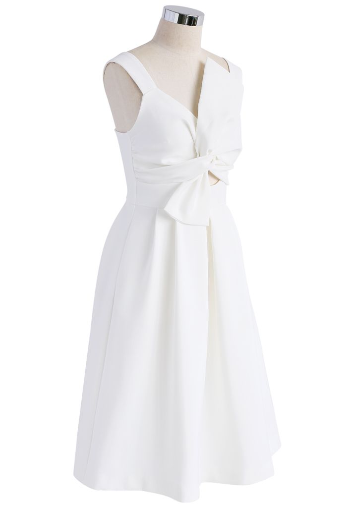Eleganter Knoten - weißes ärmelloses Kleid
