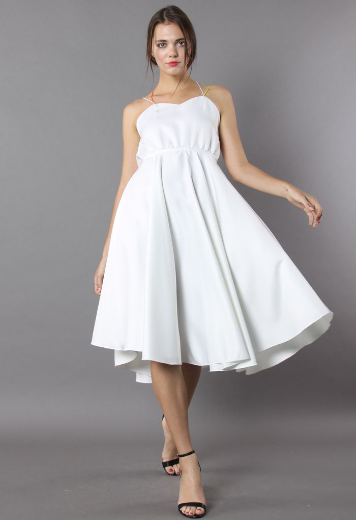 Komfortable Kreuzgurte, offener Rücken, weißes Kleid