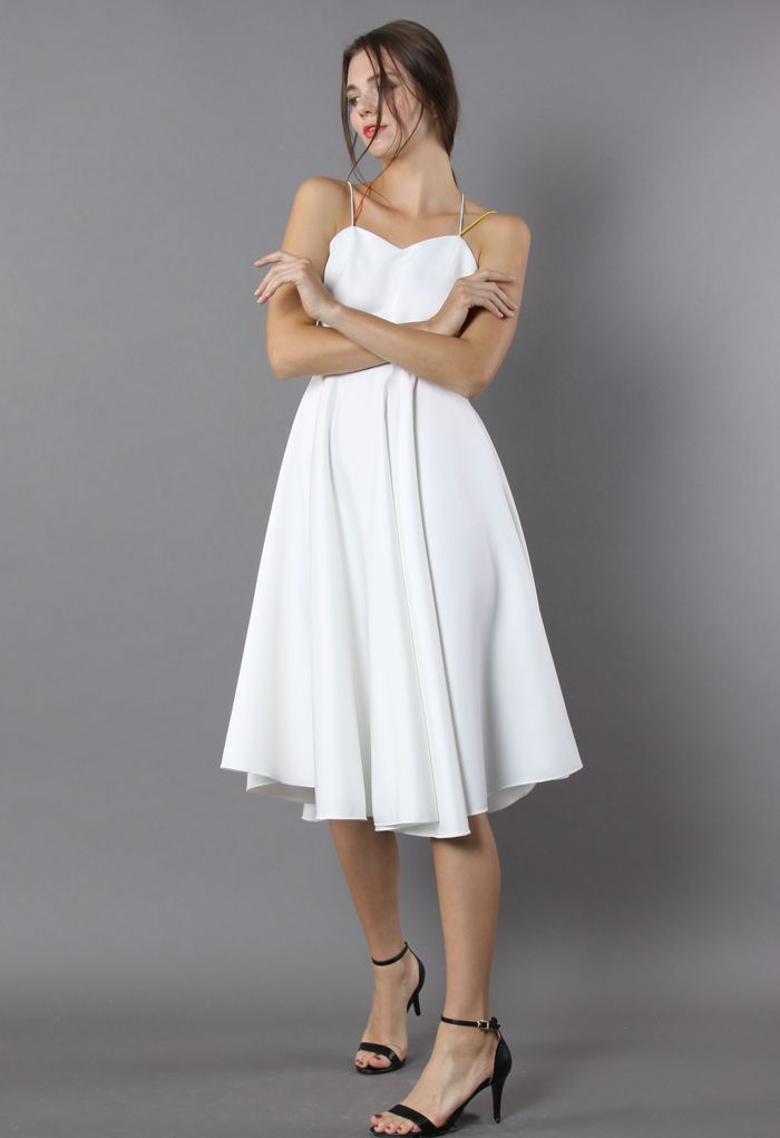 Komfortable Kreuzgurte, offener Rücken, weißes Kleid
