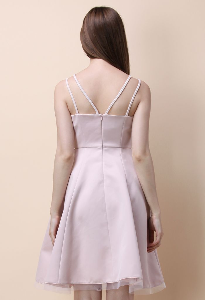 Pink und elegant: Kleid mit geflochtenen Trägern