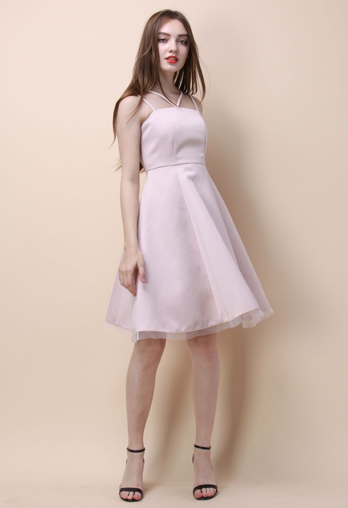 Pink und elegant: Kleid mit geflochtenen Trägern