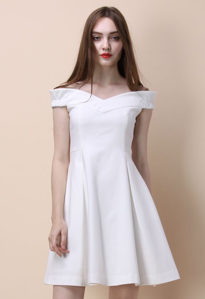 Im schlichten getäuscht: weißes trägerloses Kleid